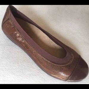 NWT VIONIC BALLET FLATS
